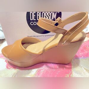 🛍️De Blossom Collection super cute wedge sandals Brown Size:8💥